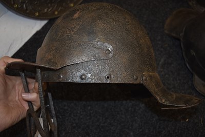 Lot 414 - A 17TH CENTURY ENGLISH CIVIL WAR PERIOD HARQUEBUSIER'S HELMET