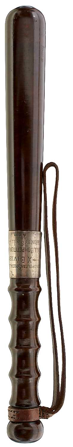 Lot 921 - AN EARLY 20TH CENTURY PRESENTATION METROPOLITAN POLICE TRUNCHEON