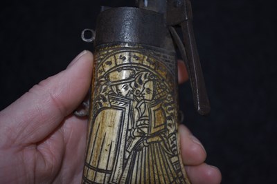 Lot 349 - A 16TH CENTURY GERMAN MUSKETEER'S POWDER FLASK