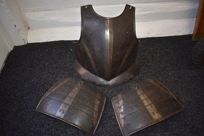 Lot 396 - A LATE 16TH CENTURY GERMAN BLACK AND WHITE BREAST PLATE AND TASSET ENSEMBLE