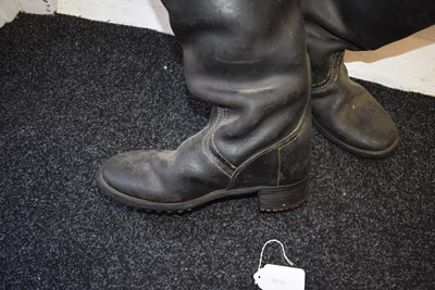 Lot 403 - A PAIR OF 17TH CENTURY STYLE LEATHER CAVALIER'S BOOTS