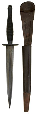 Lot 888 - A SECOND PATTERN BLACKED BEADED AND RIBBED FAIRBAIRN SYKES COMMANDO KNIFE OR DAGGER