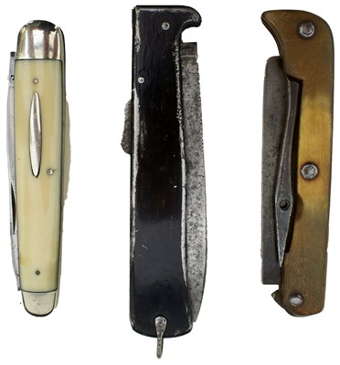 Lot 873 - THREE VARIOUS FOLDING KNIVES