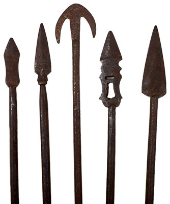 Lot 98 - A SET OF FIVE ASSORTED SIKH ALL STEEL ARROWS