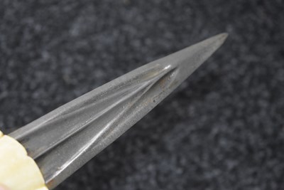 Lot 264 - A 19TH CENTURY INDIAN KATAR BLADED DAGGER