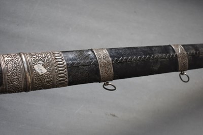 Lot 87 - A LATE 19TH OR EARLY 20TH CENTURY OMANI PALLASCH OR SWORD