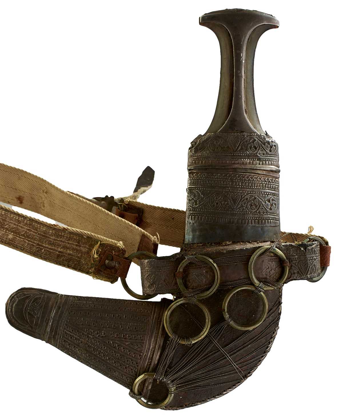 Lot 91 - AN EARLY 20TH CENTURY OMANI JAMBIYA