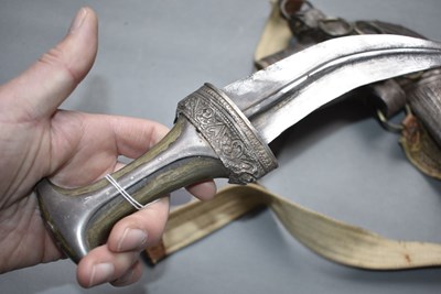 Lot 91 - AN EARLY 20TH CENTURY OMANI JAMBIYA