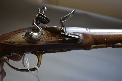 Lot 913 - A PAIR OF 25-BORE FLINTLOCK RIFLED TRAVELLING OR OFFICER'S PISTOLS