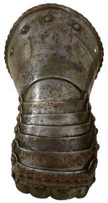 Lot 360 - A GOOD LATE 16TH OR EARLY 17TH CENTURY ARTICULATED GAUNTLET FOR THE RIGHT HAND