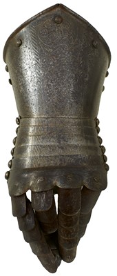 Lot 362 - AN ARTICULATED GAUNTLET FOR THE LEFT HAND, PROBABLY 17TH CENTURY