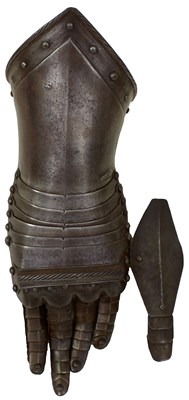 Lot 359 - A GOOD GERMAN ARTICULATED GAUNTLET FOR THE RIGHT HAND, NUREMBERG C.1580