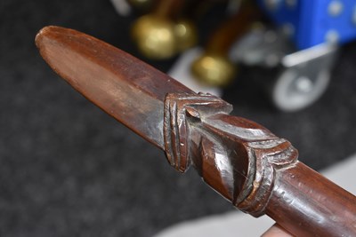 Lot 122 - A RARE EARLY 19TH CENTURY MAORI FIGHTING STICK OR QUARTER STAFF HANI