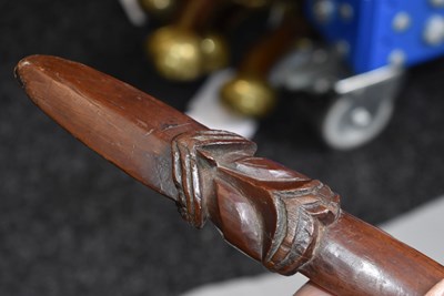 Lot 122 - A RARE EARLY 19TH CENTURY MAORI FIGHTING STICK OR QUARTER STAFF HANI