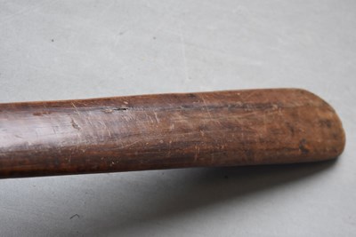 Lot 122 - A RARE EARLY 19TH CENTURY MAORI FIGHTING STICK OR QUARTER STAFF HANI