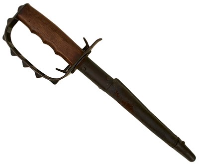 Lot 590 - AN ANTIQUE FIRST WAR AMERICAN TRENCH KNIFE