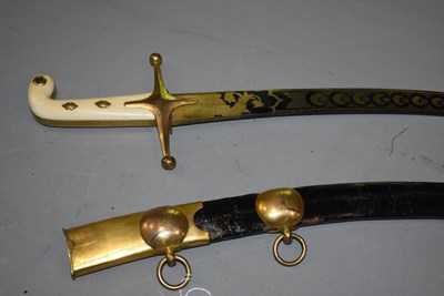 Lot 194 - A GEORGIAN OFFICER'S MAMELUKE HILTED SABRE