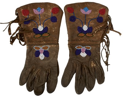 Lot 133 - A PAIR OF NATIVE AMERICAN WOMAN'S RIDING GAUNTLETS