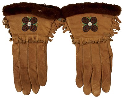 Lot 134 - A PAIR OF NATIVE AMERICAN MEN'S RIDING GAUNTLETS