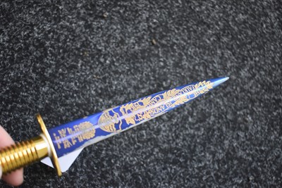 Lot 512 - A FALKLANDS WAR COMMEMORATIVE WILKINSON SWORD COMMANDO DAGGER