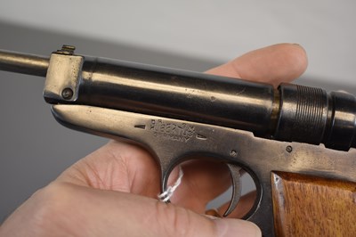 Lot 411 - A .177 CALIBRE ANTIQUE HUBERTUS AIR PISTOL