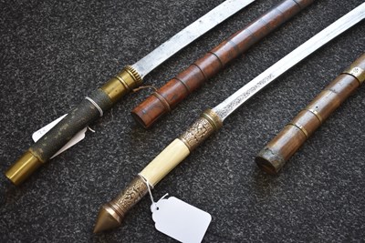 Lot 459 - A 19TH CENTURY BURMESE DHA OR SWORD