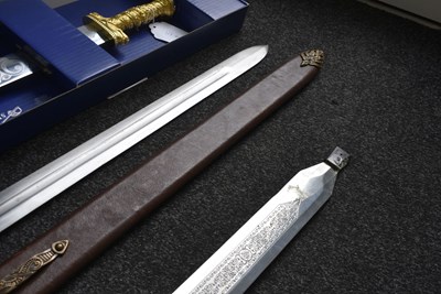 Lot 864 - A REPRODUCTION ROMAN SWORD