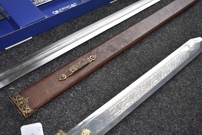 Lot 864 - A REPRODUCTION ROMAN SWORD