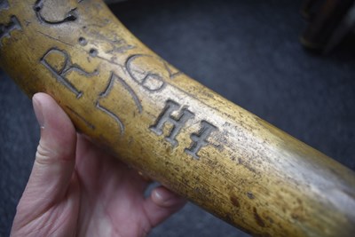Lot 508 - A CARVED HORN POWDER HORN