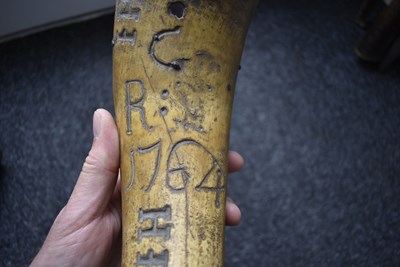 Lot 508 - A CARVED HORN POWDER HORN