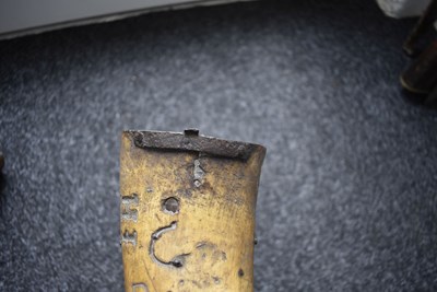 Lot 508 - A CARVED HORN POWDER HORN