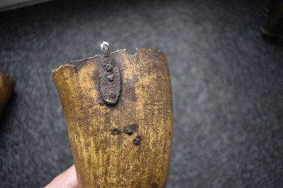 Lot 508 - A CARVED HORN POWDER HORN