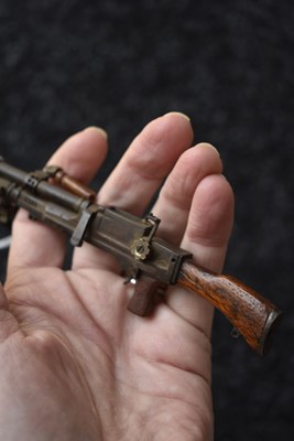 Lot 704 - A GOOD BRITISH ORDNANCE FACTORY MODEL OF A BRENLIGHT MACHINE GUN