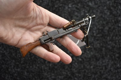 Lot 704 - A GOOD BRITISH ORDNANCE FACTORY MODEL OF A BRENLIGHT MACHINE GUN