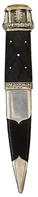 Lot 839 - A SILVER MOUNTED SCOTTISH SGIAN DUBH