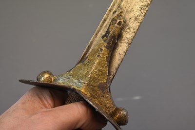 Lot 36 - A LATE 18TH CENTURY MUGHAL INDIAN KHANDA OR STRAIGHT SWORD WITH CHHATRI OR UMBRELLA MARK