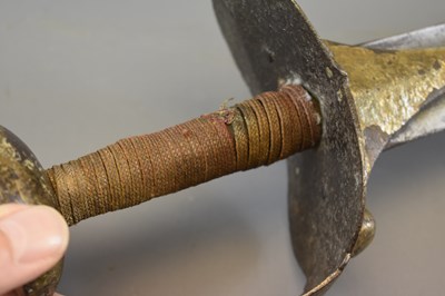 Lot 36 - A LATE 18TH CENTURY MUGHAL INDIAN KHANDA OR STRAIGHT SWORD WITH CHHATRI OR UMBRELLA MARK