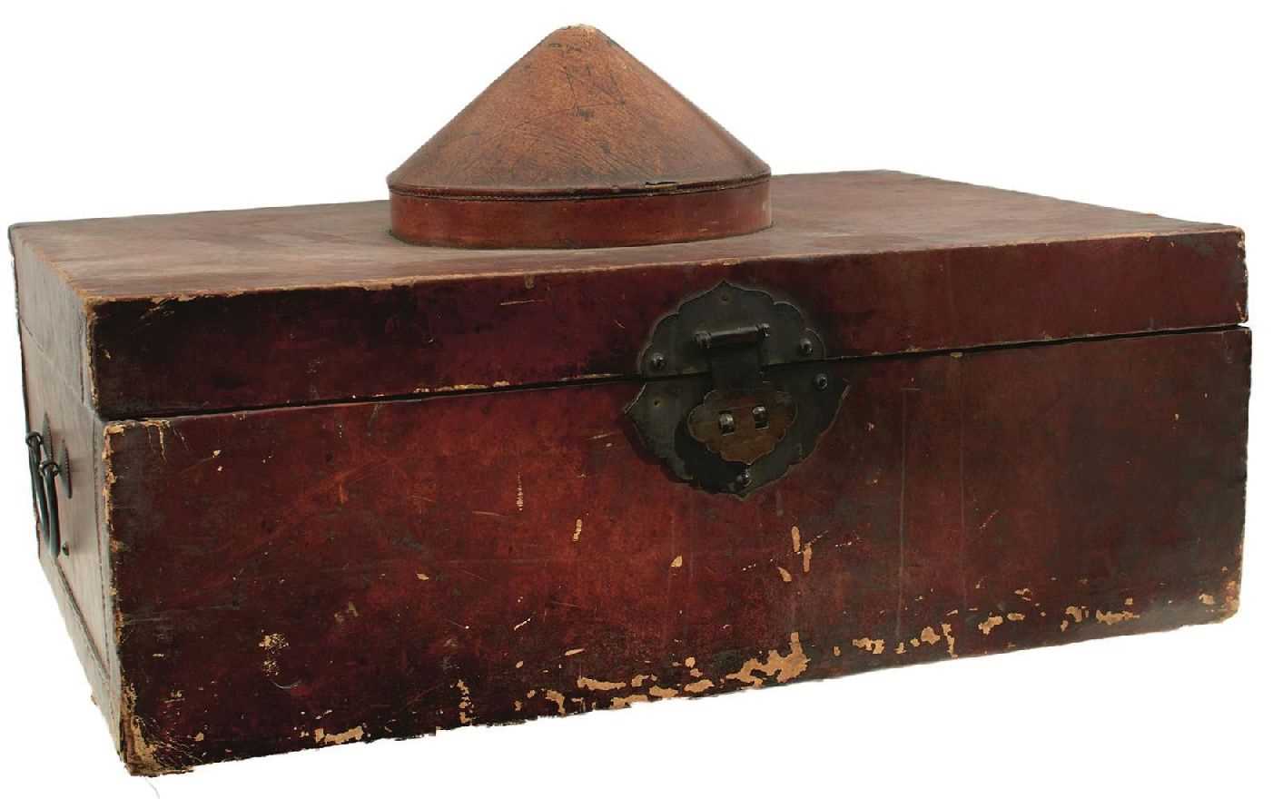 Lot 31 - A LATE 18TH CENTURY CHINESE OR KOREAN STORAGE BOX FOR AN ARMOUR