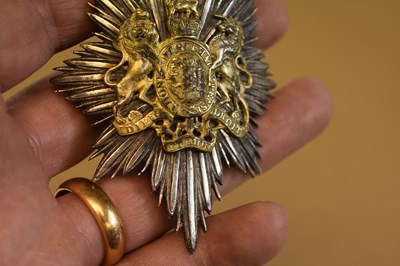 Lot 719 - A REGENCY PERIOD NON-COMMISSIONED OFFICER'S SHAKO PLATE OF THE GRENADIER GUARDS