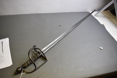 Lot 892 - AN 18TH CENTURY DRAGOON OR CAVALRY OFFICER'S SWORD