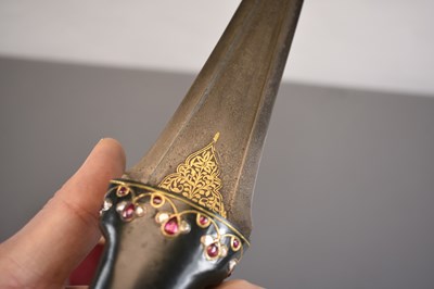 Lot 85 - A FINE LATE 18TH CENTURY MUGHAL SPINACH JADE AND GEM HILTED DAGGER