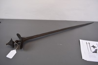 Lot 43 - A LATE 16TH OR EARLY 17TH CENTURY SOUTHERN INDIAN SWORD OR RAPIER