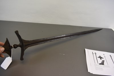 Lot 43 - A LATE 16TH OR EARLY 17TH CENTURY SOUTHERN INDIAN SWORD OR RAPIER